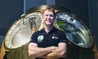 فضانوردی که در مسابقه دوی ماراتن شرکت میکند