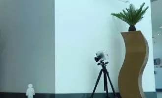 دیدن پشت دیوار از طریق انعکاس تصویر روی زمین