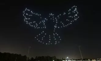 نمایش پهپادها در آسمان