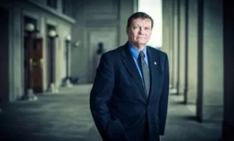 سامسونگ تری هالوُرسن را به استخدام خود درآورد