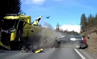 BRUTAL HEAD-ON TRUCK COLLISION SHOWS VOLVOS ARE AMAZINGLY SAFE (3)