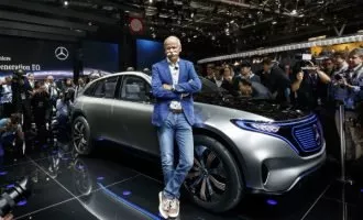 dieter-zetsche-during-mercedes-benz-generation-eq-concept-launch-at-the-2016-paris-auto-show_100577111_l