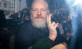 علت دستگیری جولیان آسانژ