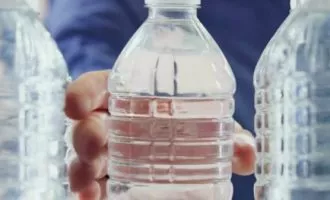 Ford recycles bottles (2)