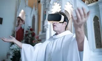 اسقف مسیحی با عینک VR