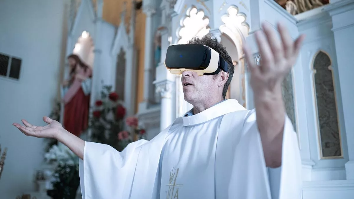 اسقف مسیحی با عینک VR