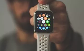 دستگیری یک مرد به دلیل چسباندن اپل واچ به چرخ ماشین