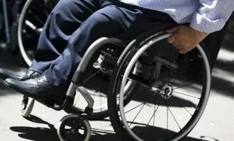 فردی روی ویلچر