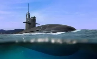 زیردریایی در سطح آب