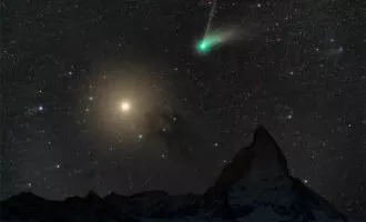 تصویر روز ناسا: دنباله‌دار ZTF در همنشینی با مریخ و کوه ماترهورن