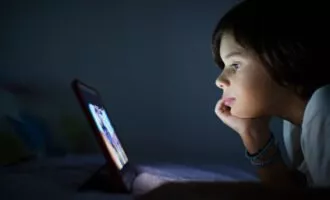 کودکی در حال تماشای ویدیو