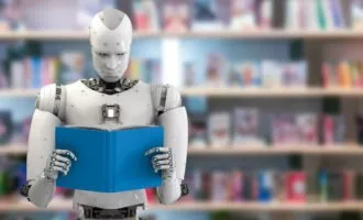 ربات در حال کتاب خواندن