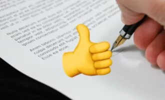 ایموجی انگشت شصت رو به بالا