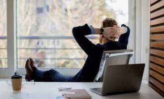 مرد در حال استراحت در محل کار
