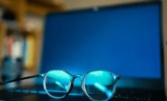 عینک فیلتر نور آبی