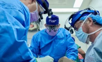 جراحی پیوند کلیه خوک به انسان