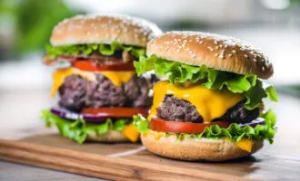 همبرگر و سیب‌زمینی