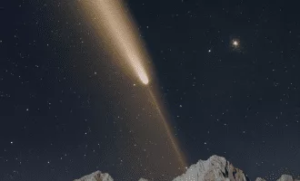 تصویر روز ناسا: دنباله‌دار سوچینشان اتلس بر فراز کالیفرنیا 