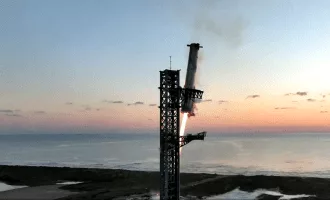 تصویر روز ناسا: موفقیت تاریخی اسپیس‌ایکس؛ فرود بوستر استارشیپ روی سکوی پرتاب