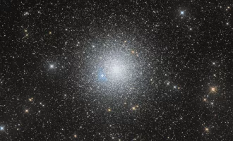 تصویر روز ناسا: خوشه کروی NGC 6752 و کهکشان پنهان در پس آن