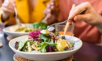 رابطه طول عمر بیشتر با غذا خوردن کمتر