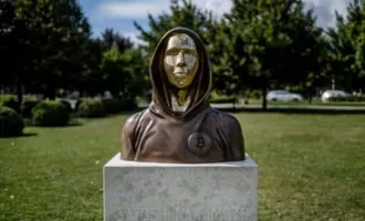 ساتوشی ناکوموتو