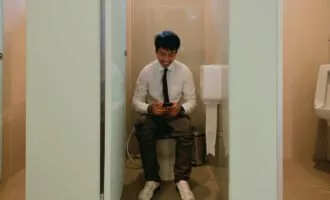 نشستن روی توالت