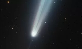 تصویر روز ناسا: کشف رگه تیره و مرموز در دنباله درخشان دنباله‌دار سوچین‌شان-اتلس