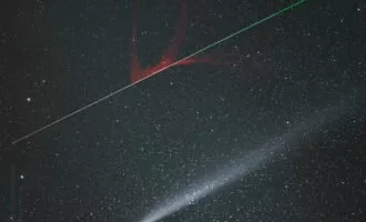 تصویر روز ناسا: دنباله‌دار و شهاب‌سنگ در یک قاب