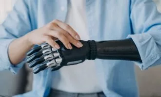 کنترل بازوی رباتیک نورالینک