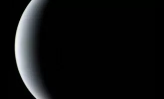 تصویر روز ناسا: نپتون در شب؛ آخرین نگاه‌های وویجر 2 به غول یخی منظومه شمسی