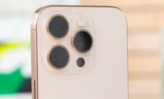 تصویری از آیفون ۱۵ پرو در مقایسه با آیفون ۱۷