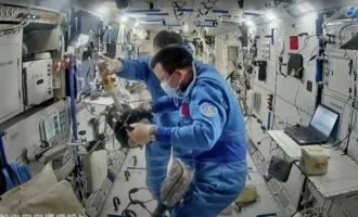 فضانوردان چینی در حال کار با مگس های میوه در فضا