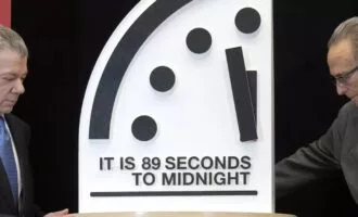 ساعت آخرالزمان 2025