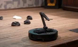 جاروبرقی رباتیک با بازو