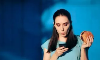 حواس‌پرتی و غذاخوردن