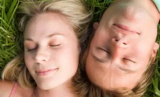 خوابیدن کنار همسر