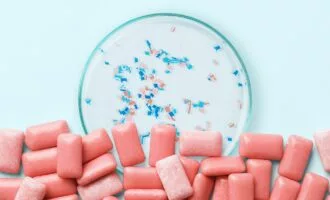 جویدن آدامس و میکروپلاستیک