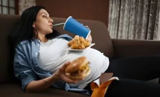 ارتباط رژیم غذایی مادر در دوران بارداری و اختلالات کودک در آینده