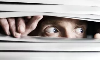 ارتباط کمخوابی با پذیرش تئوریهای توطئه