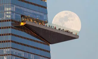 تصویر روز ناسا: طلوع ماه در آسمان روز، بر فراز سکوی رصد نیویورک