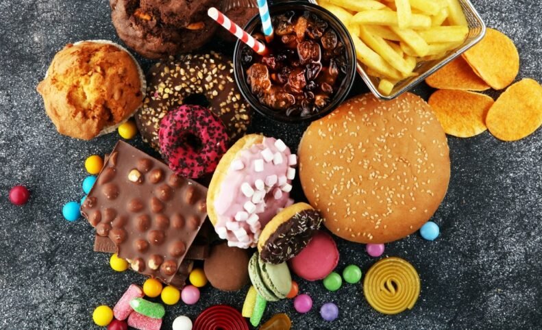 پژوهش جدید: مصرف غذاهای چرب و پرشکر می‌تواند توانایی جهت‌یابی و حافظه شما را مختل کند