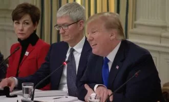 تغییر سیاست تعرفهای ترامپ پس از گفتگو با تیم کوک