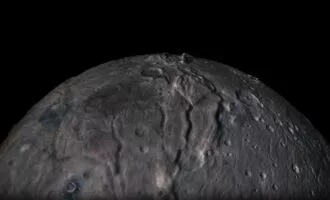 تصویر روز ناسا: پرواز بر فراز قمر پلوتو، شارون [تماشا کنید]