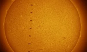 تصویر روز ناسا: عبور ایستگاه فضایی بین‌المللی از مقابل خورشید