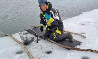 نجات معجزه‌آسای گلکسی S23 اولترا از عمق سه متری رودخانه یخ‌زده