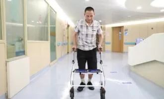 بیمار فلج چینی با ایمپلنت نخاعی