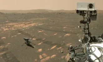 تصویر روز ناسا: سلفی تاریخی مریخ‌نورد پشتکار در کنار بالگرد نبوغ