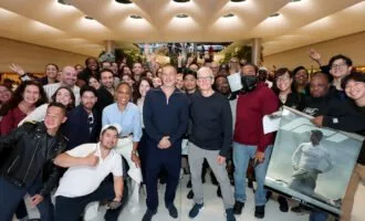 برد پیت و تیم کوک در فروشگاه اپل