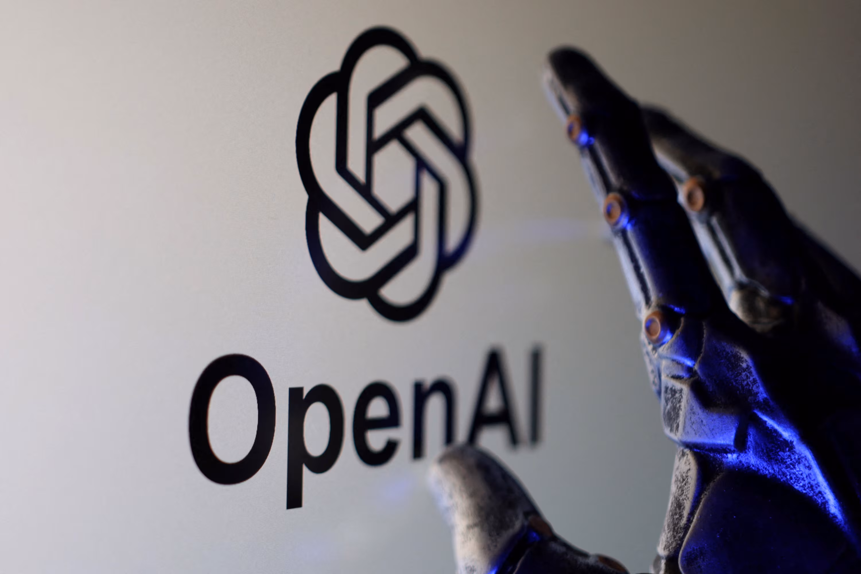 بلومبرگ: جانی آیو برای OpenAI حداقل سه محصول سخت‌افزاری طراحی می‌کند